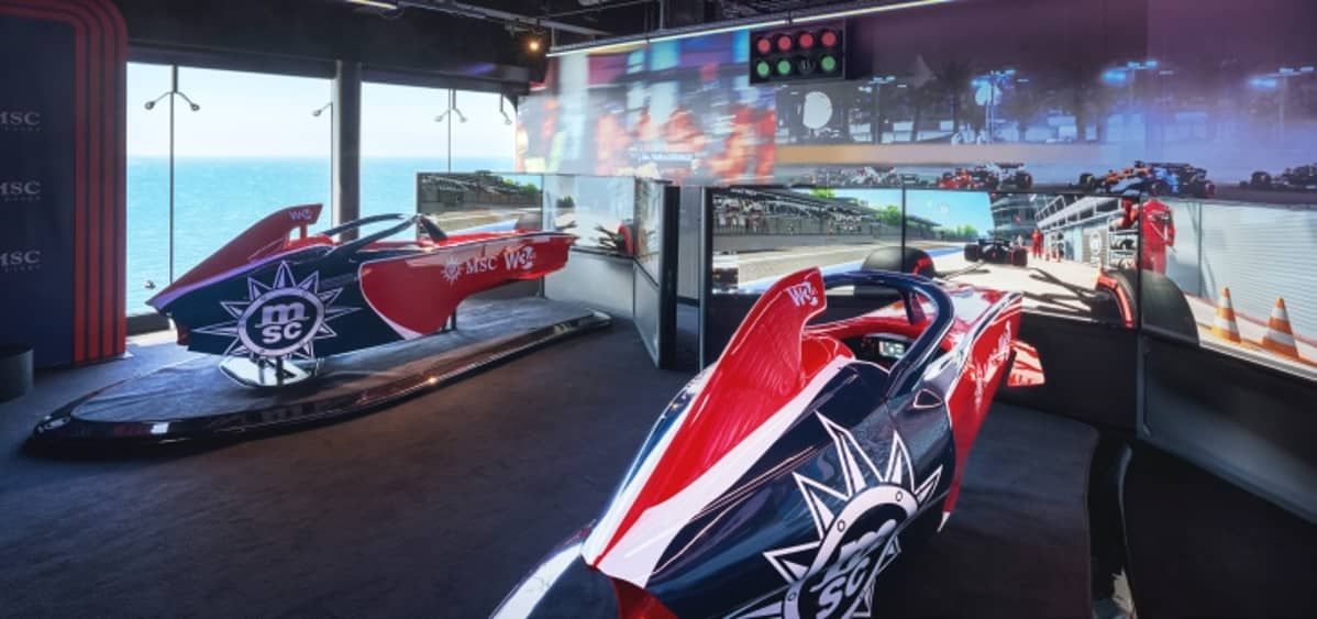 4- BOWLING E SIMULADORES F1 <br> STRIKES, CURVAS E EMOÇÕES
