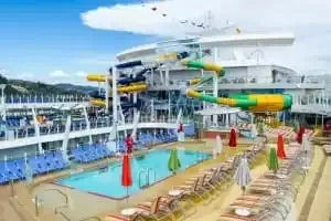 Piscina junto à praia