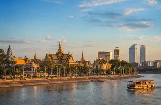 Phnom Penh, na confluência do Mekong com o Tonlé Sap