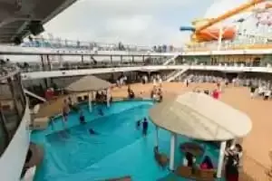 Piscina junto à praia