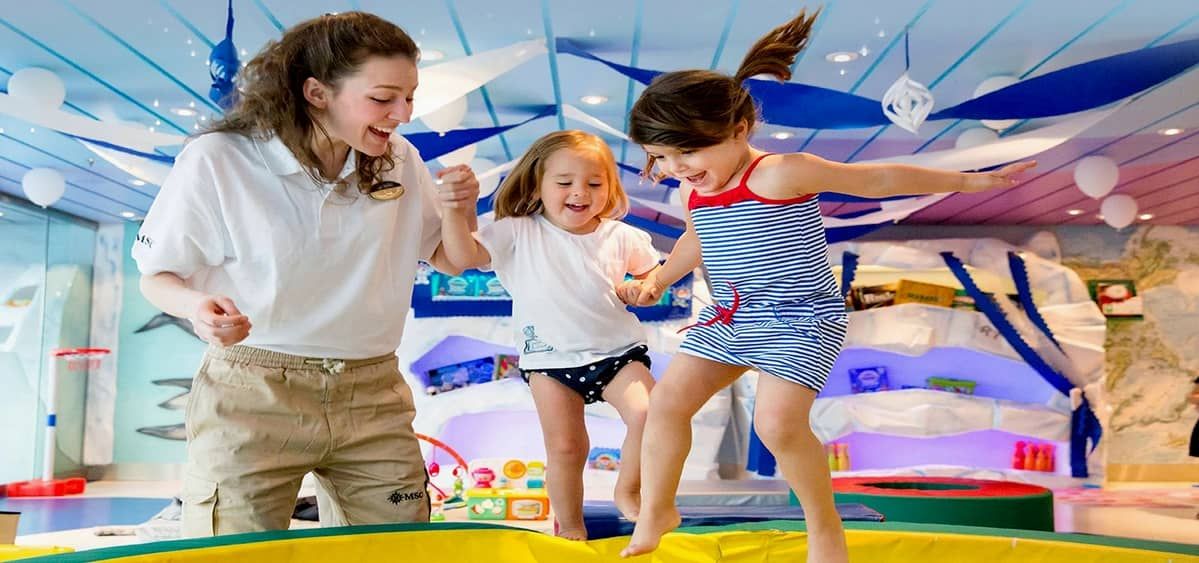 4- CLUBES INFANTIS E ADOLESCENTES <br> DIVERSÃO PARA IDADES DOS 0 AOS 17 ANOS