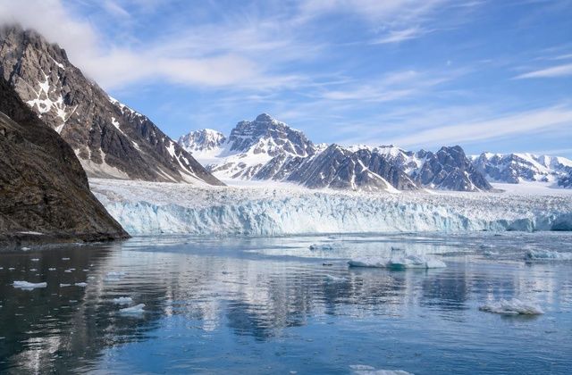Em frente aos glaciares do Kongsfjord