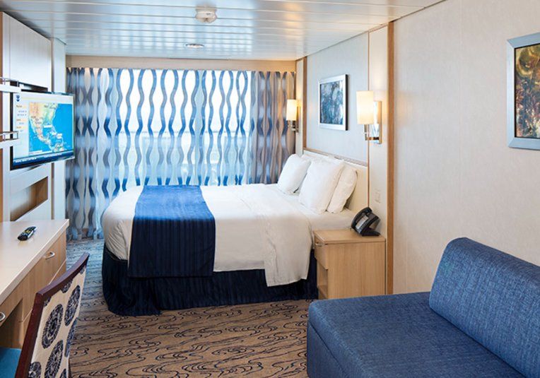 Cabine espaçosa com vista para o mar e varanda