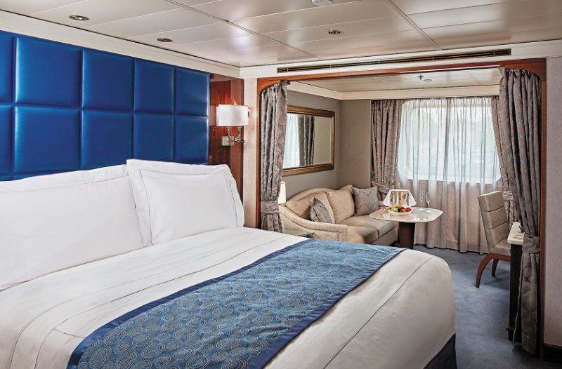 Deluxe Window Suite