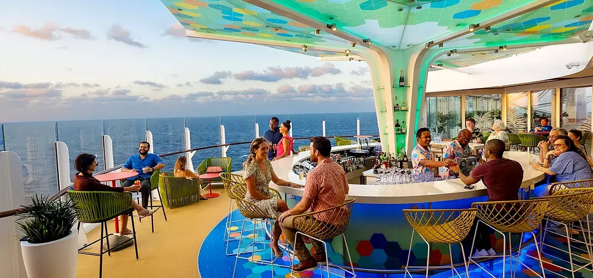 4- THE VUE BAR<br>BAR SUSPENSO COM VISTA PANORÂMICA