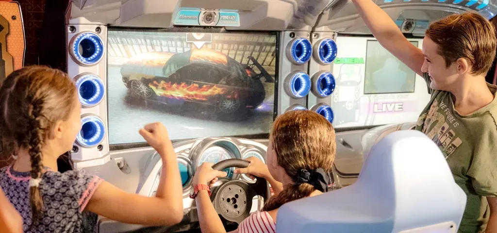 2- SALA DE JOGOS <br> JOGOS DE VÍDEO PARA MIÚDOS E GRAÚDOS