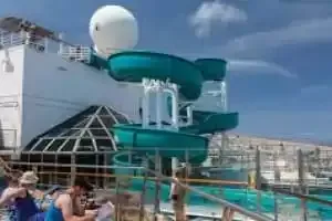 Piscina dos Golfinhos e Tobogã Aquático Twister