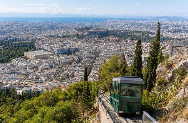 Em Atenas