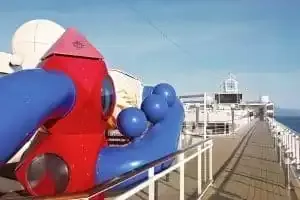 Piscina exterior e jogos para 3 crianças