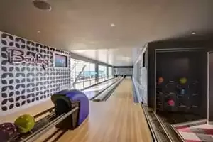 SALA DE JOGOS DE VÍDEO E BOWLING