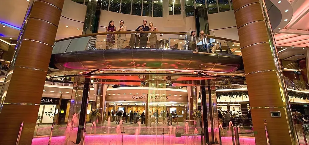 4- RISING TIDE BAR<br>BAR ASCENSOR COM VISTA PANORÂMICA