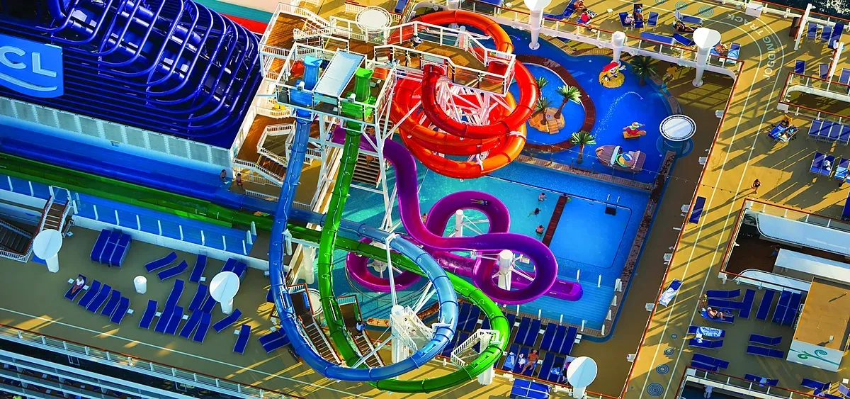 1- AQUA PARK<br> 5 ESCORREGAS, 2 PISCINAS E DIVERSÃO XXL