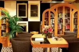 Biblioteca a Preto e Branco