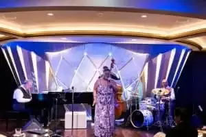 Espetáculos nos vários salões (Jazz on 4, Dazzles, The Attic)