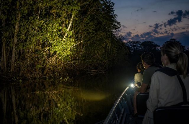 Passeio noturno no rio