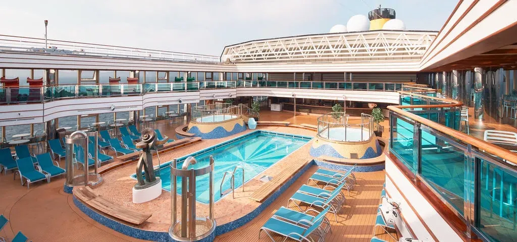 3- LIDO AZZURRO BLU <br> PISCINA SOB UMA CÚPULA ENVIDRAÇADA & ECRÃ GIGANTE