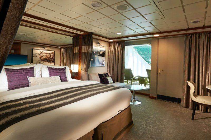 Suite Deluxe na cobertura com uma grande varanda com vista para proa