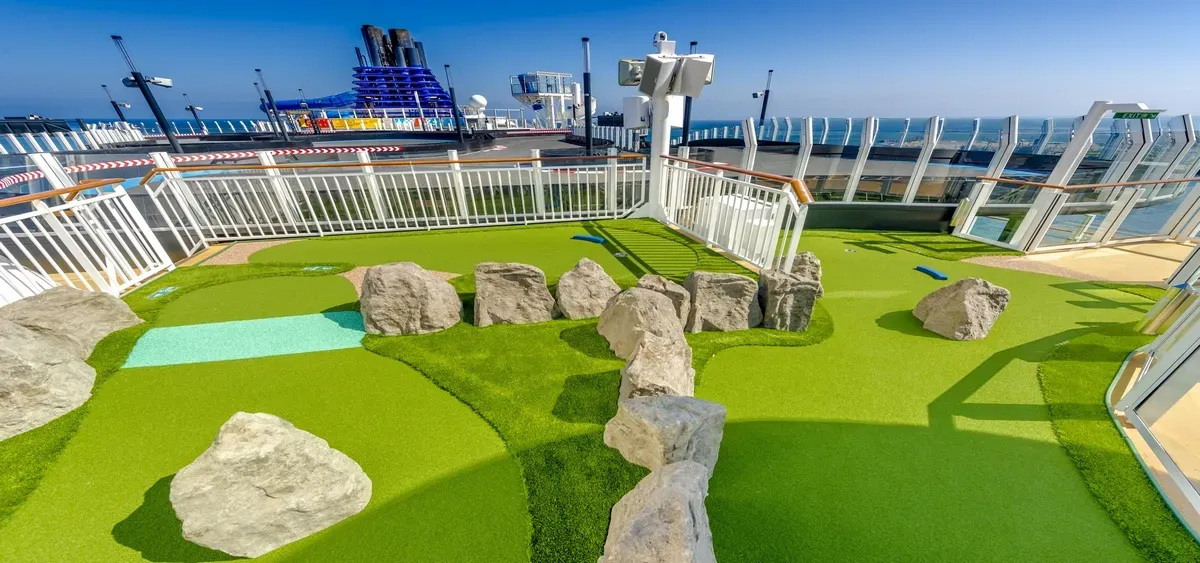 4- JOY MINI GOLF<br> PERCURSO DIVERTIDO COM VISTA PARA O OCEANO