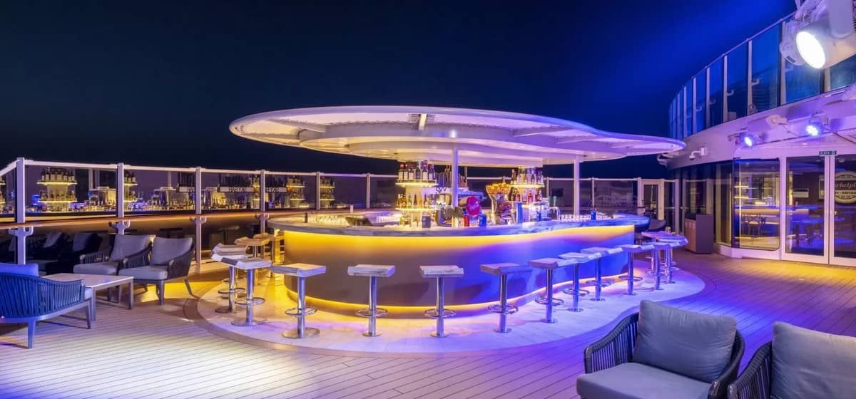 4- SKY BAR <br> CENÁRIO DESCONTRAÍDO E VISTA PANORÂMICA PARA O HORIZONTE