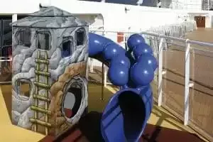 Piscina exterior infantil e jogos