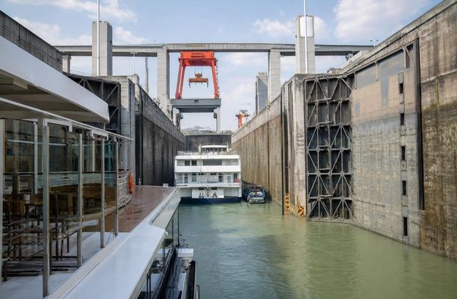 Passar pelas eclusas da barragem