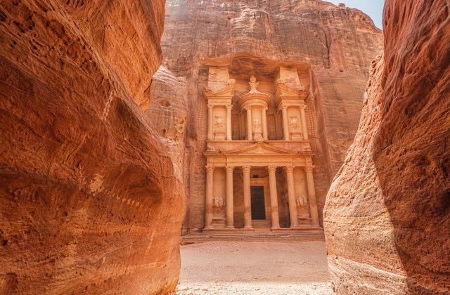 Em frente ao Tesouro de Petra