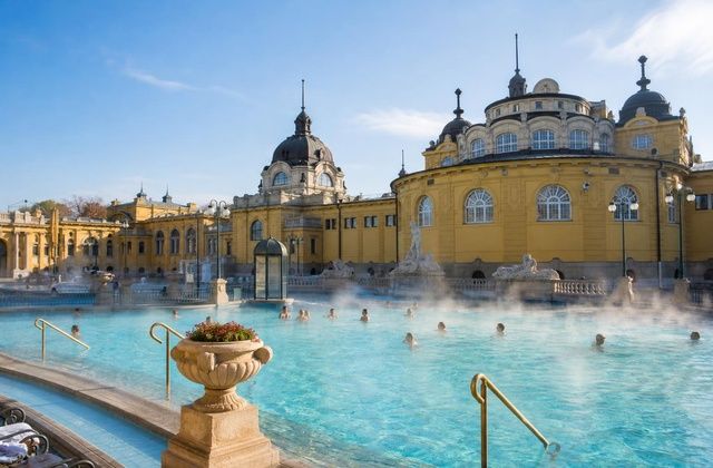 Nos Banhos Széchenyi