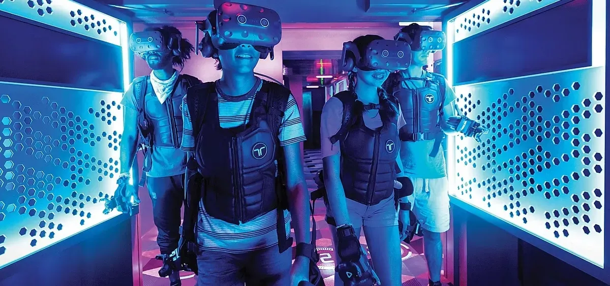 4- VIRTUAL ADVENTURE ZONE<br>EXPERIÊNCIA DE REALIDADE VIRTUAL FORA DO COMUM NO MAR