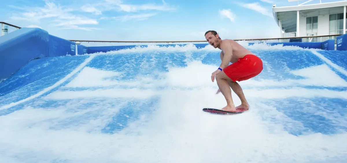 5- FLOWRIDER
O SIMULADOR DE SURF EMBLEMÁTICO EM ALTO MAR