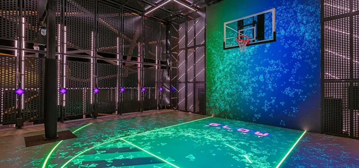 2- GLOW COURT<br> CAMPO LED, JOGOS INTERATIVOS & AMBIENTE FUTURISTA
