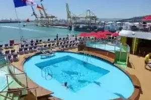 Piscina junto à praia