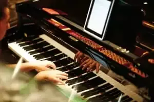  O CÉU NUMA SALA PIANO BAR