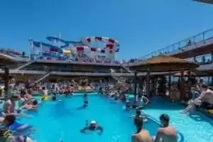 Piscina junto à praia