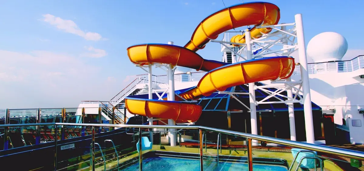 4- TOBOGÃ AQUÁTICO <br> RELAXAMENTO E DIVERSÃO EM PLENO MAR