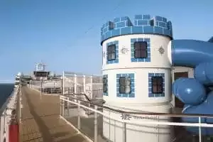 Piscina exterior infantil e jogos