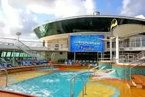 Piscina junto à praia