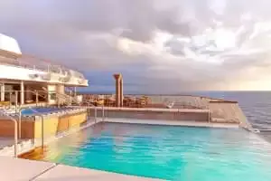 Piscina de mergulho com borda infinita