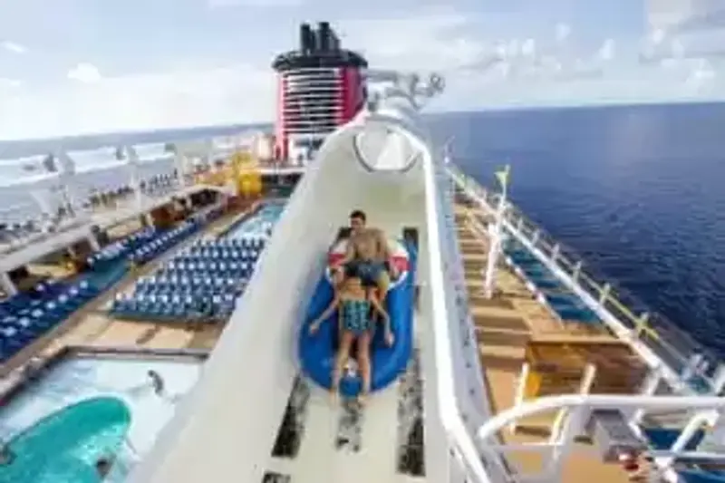 Piscina e escorrega do Mickey