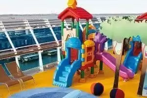 Squok Club com piscina infantil