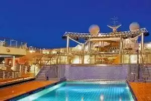 4 piscinas com teto solar móvel