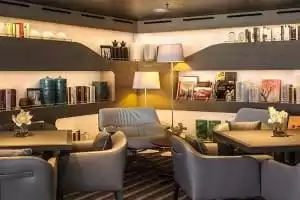 Salon Saphir avec bibliothèque, ordinateur, accès Internet, Tv et DvD