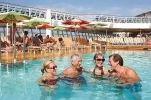 4 piscines avec solarium, exclusivement pour les adultes