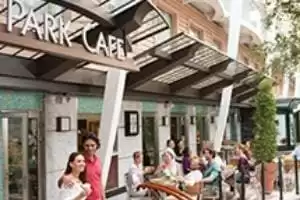 Bars, salons et discothèques, avec club de jazz en direct, un bar karaoké et club de spectacles humoristiques