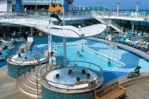 4 piscines avec solarium, exclusivement pour les adultes