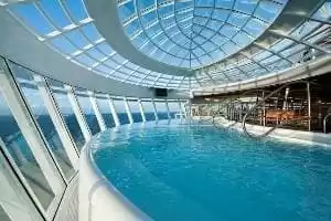 10 jacuzzis, dont deux extérieurs avec vue sur mer