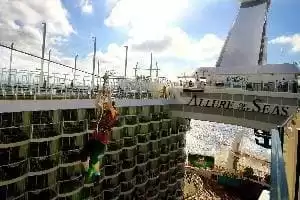 Tyrolienne de 25 mètres de long, suspendue une hauteur équivalente à neuf ponts