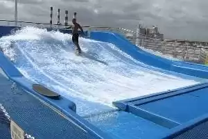 Deux simulateurs de surf FlowRider®