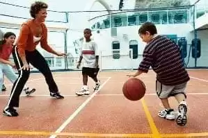 Terrain de basketball de taille officielle