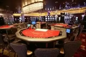 Casino Royale® de 600 m2 aux couleurs de Las Vegas, avec 117 machines à sous et 17 tables de jeu