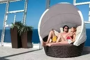 2 piscines avec solarium, exclusivement pour les adultes
